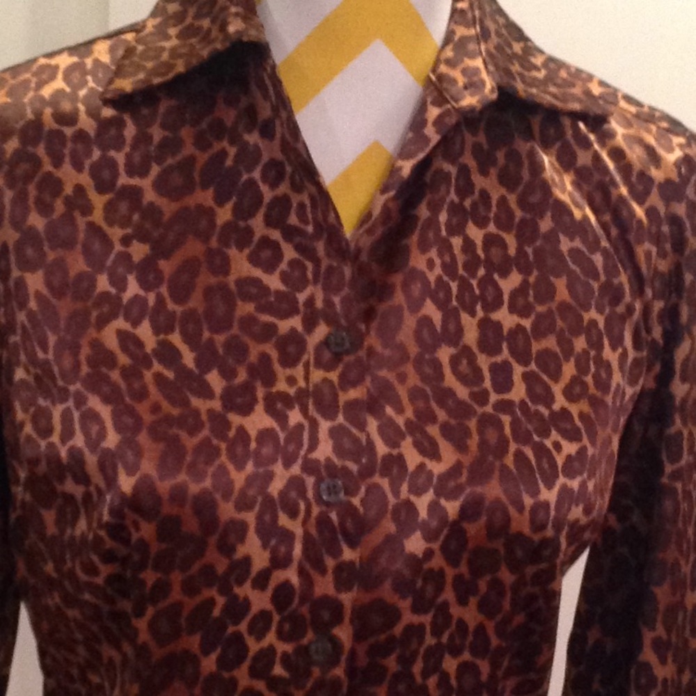 Ladies leopard button down 👚 - Picture 2 of 4